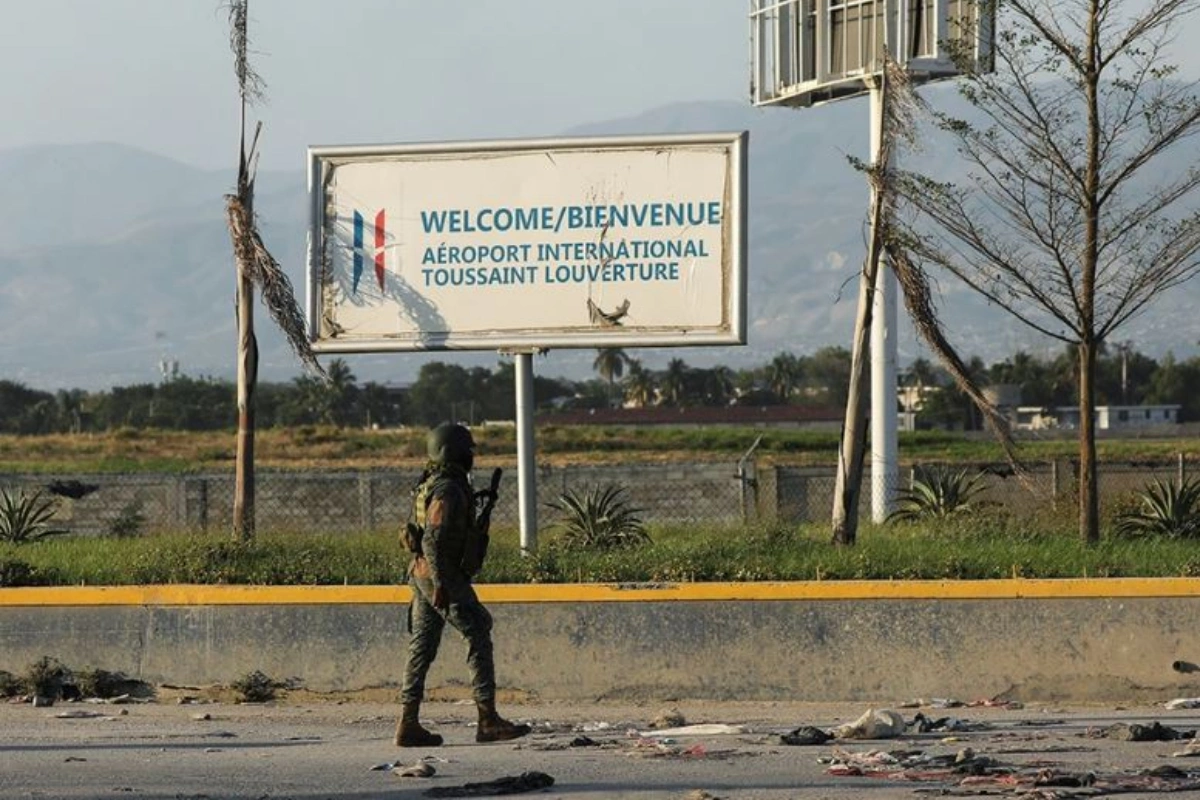 Самолет премьера Гаити не смог сесть в столице из-за перестрелок